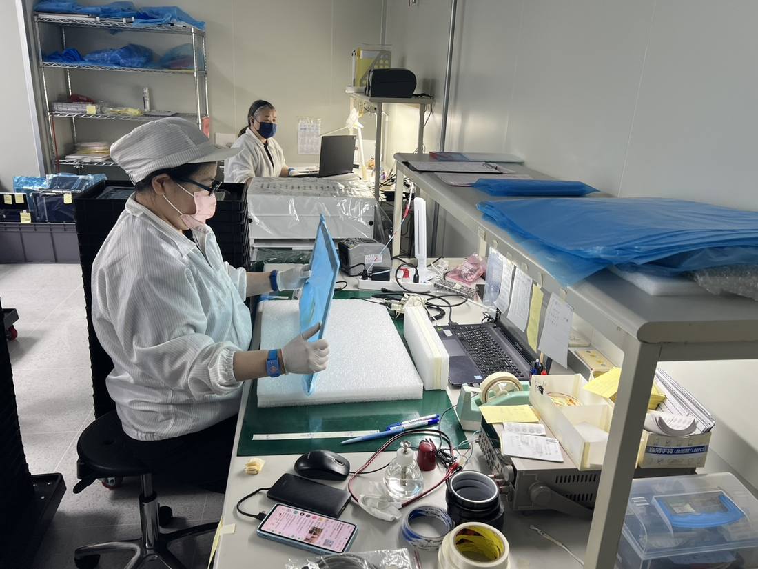 貼合工作站作業中